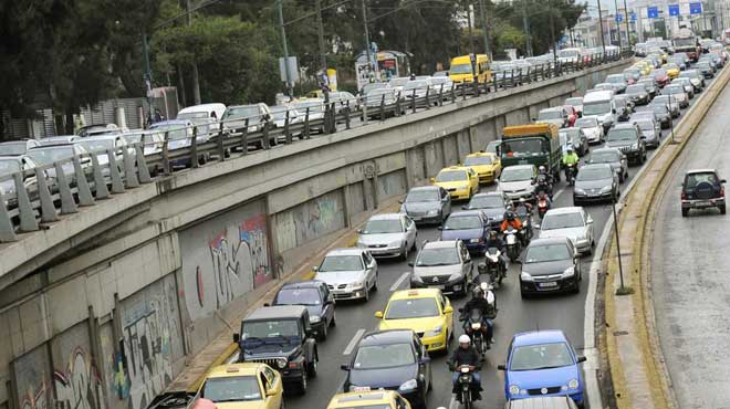 Ευρωπαϊκή Επιτροπή: Οι Έλληνες οδηγοί περνούν περισσότερες από 39 ώρες τον χρόνο «κολλημένοι» στους δρόμους